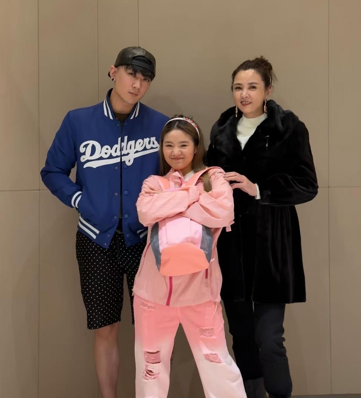 李勒优和晋妈这对半路母女，最近又被架到了流量的火架上烤。年初那场面馆晨会视频流出，李勒优坐主位定规矩