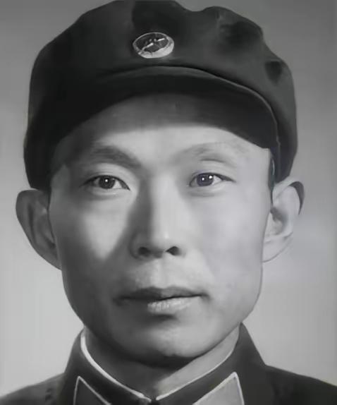 1976年10月的北京，胡炜最后一次以军委办公厅主任的身份走进会议室时，并没有