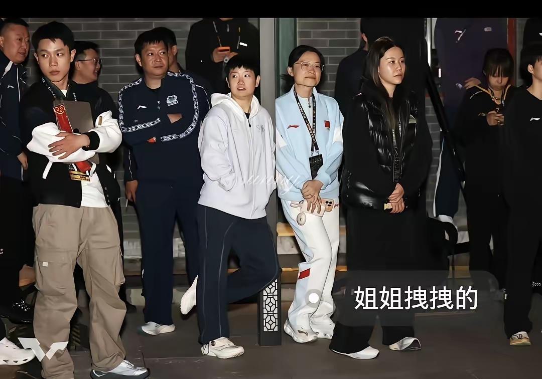刚刷到昨晚跟佳佳任姐一起去参加晚宴的新鲜莎莎在北京大满贯晚宴上拍大合照时莎莎