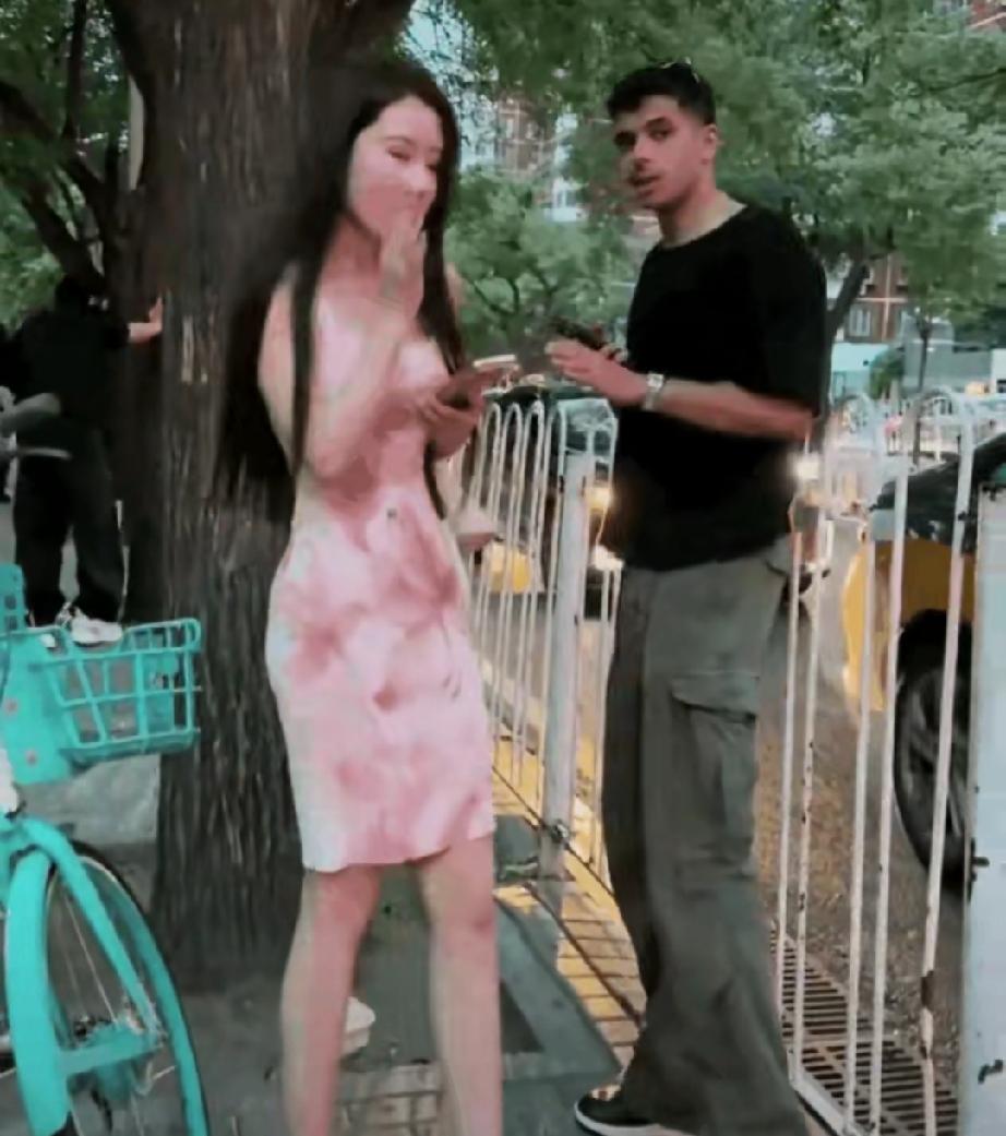 脸皮比树皮还要厚啊，这在印度人身上体现得淋漓尽致啊！一名印度人在路上遇到一个漂亮