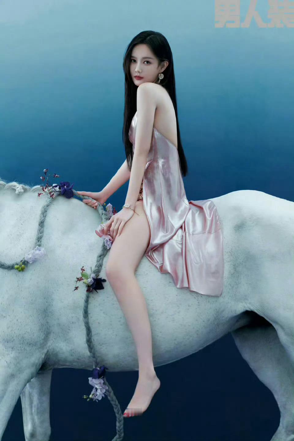 李一桐桐姐没有马鞍居然还敢骑马，真勇，不怕硌得慌么​​​