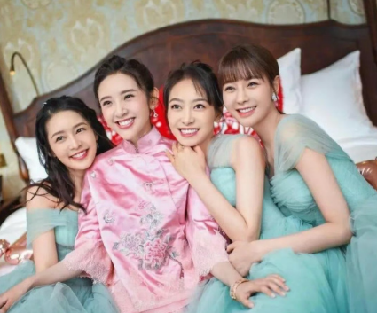 当年被全网嘲笑的唐艺昕伴娘团，如今个个高攀不起到现在都没有塌房的​​​