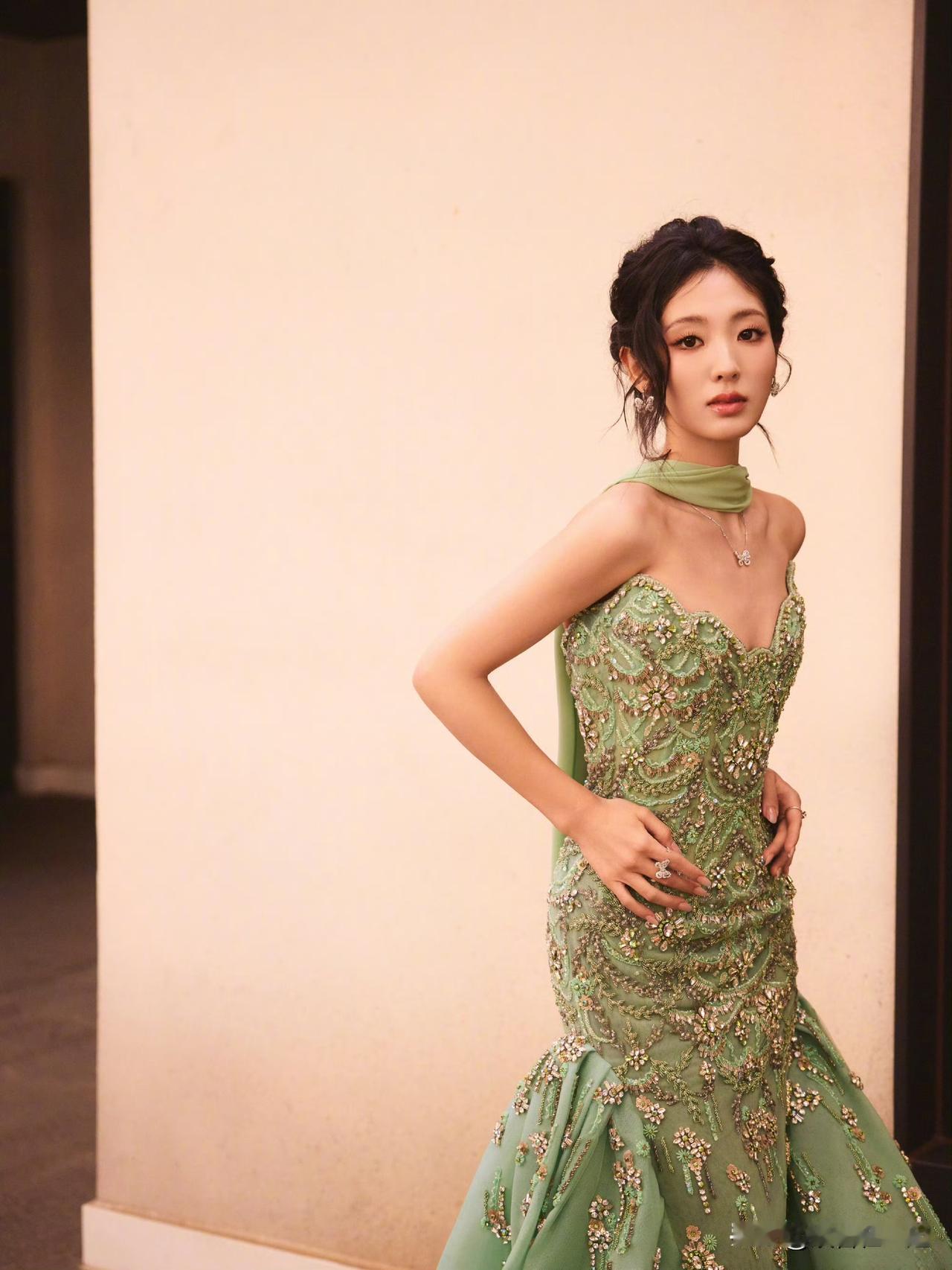 邢菲这次可真是闹了个大乌龙！11月24日，有媒体曝光她开车时在三条车道的马路