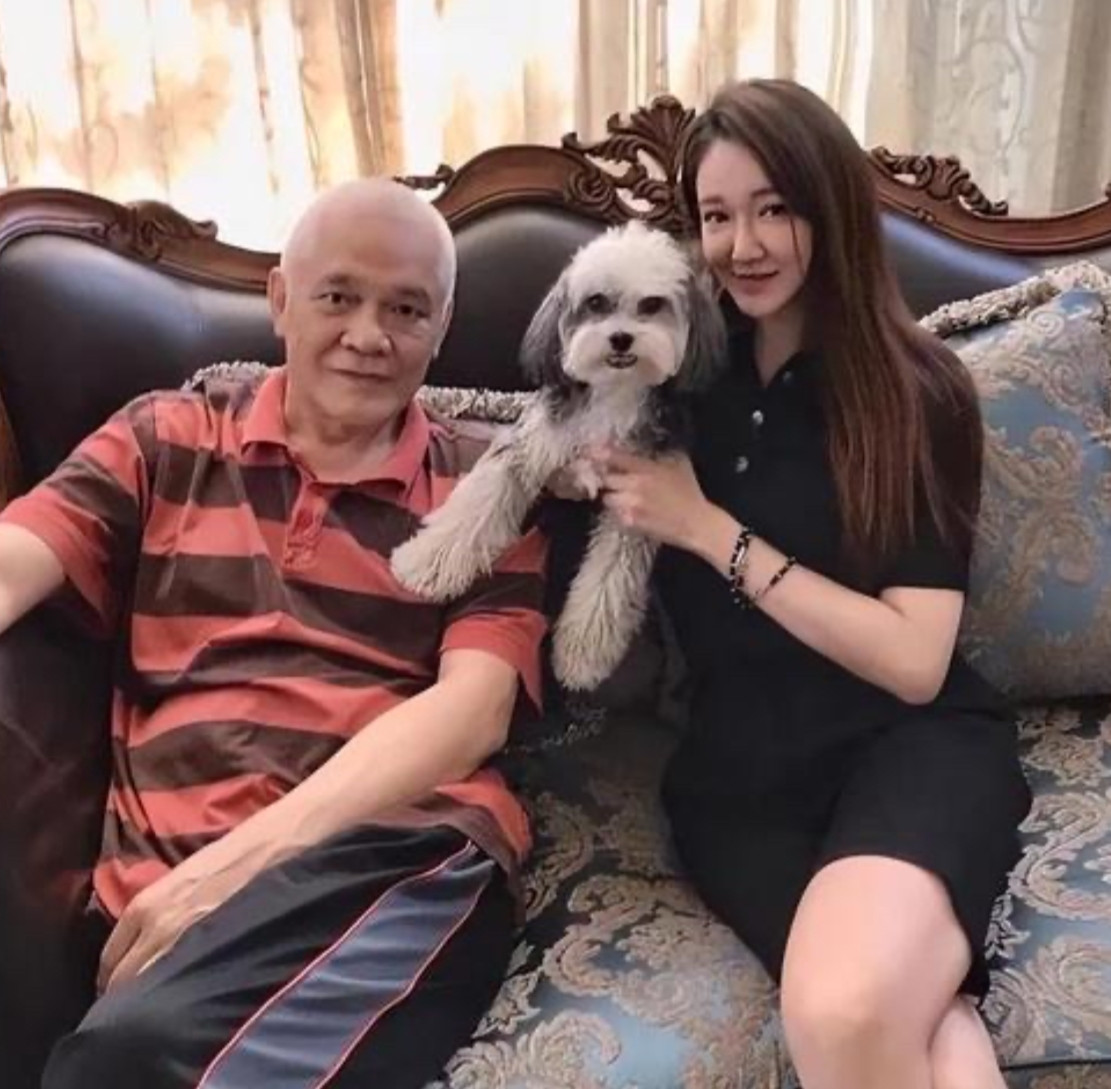 申军谊近况曝光，老到认不出，身材枯瘦，头发全白，瘦成小老头，68岁看着像78，昔
