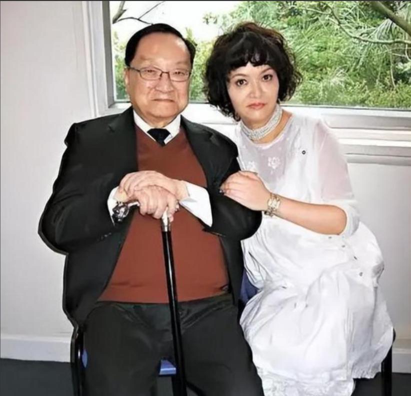 1976年，52岁的金庸爱上16岁女招待。这段相差36岁的关系像块投入湖面的
