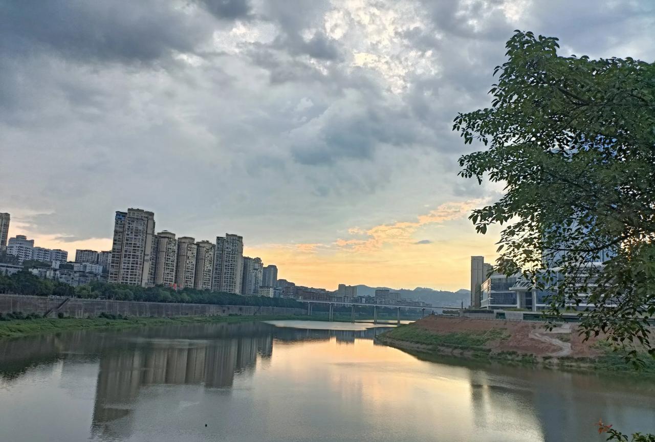 #随手拍张照#雲起夏日，天氣多姿！宣漢中伏天，溫高卻並不難熬，出門走走瞧瞧，下河