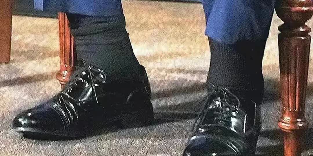 川普这脚肿得没脚踝了，真够魔幻！白宫说是老年常见病"静脉功能不全"，血管老