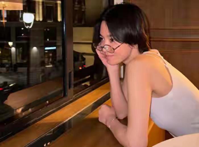 谁能拒绝清爽又有书香气的宋慧乔呢？近日，她在INS分享的照片火了。白背心搭配牛仔
