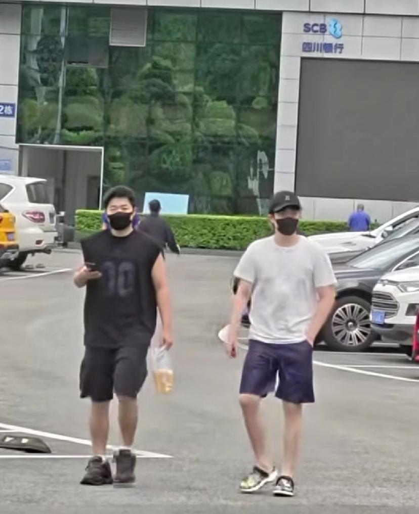 今日份王楚钦，就这么水灵灵地从大门出去，门口的球迷总算是没有白等。王楚钦