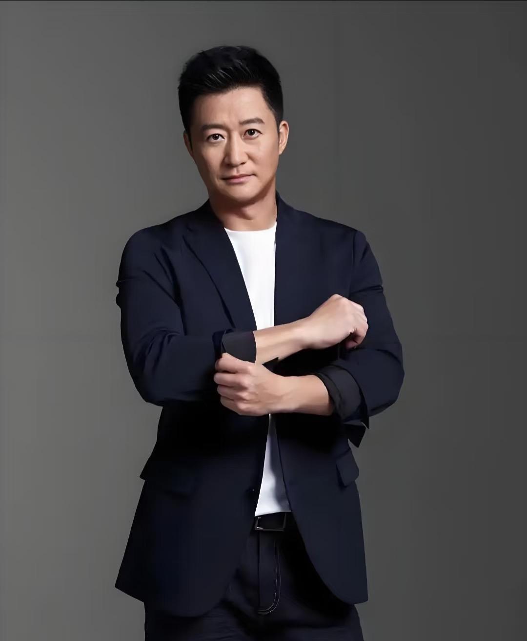 吴京暂时放下《战狼3》，转身扎进明朝军营磨了三个月刀。前两部《战狼》票房超10