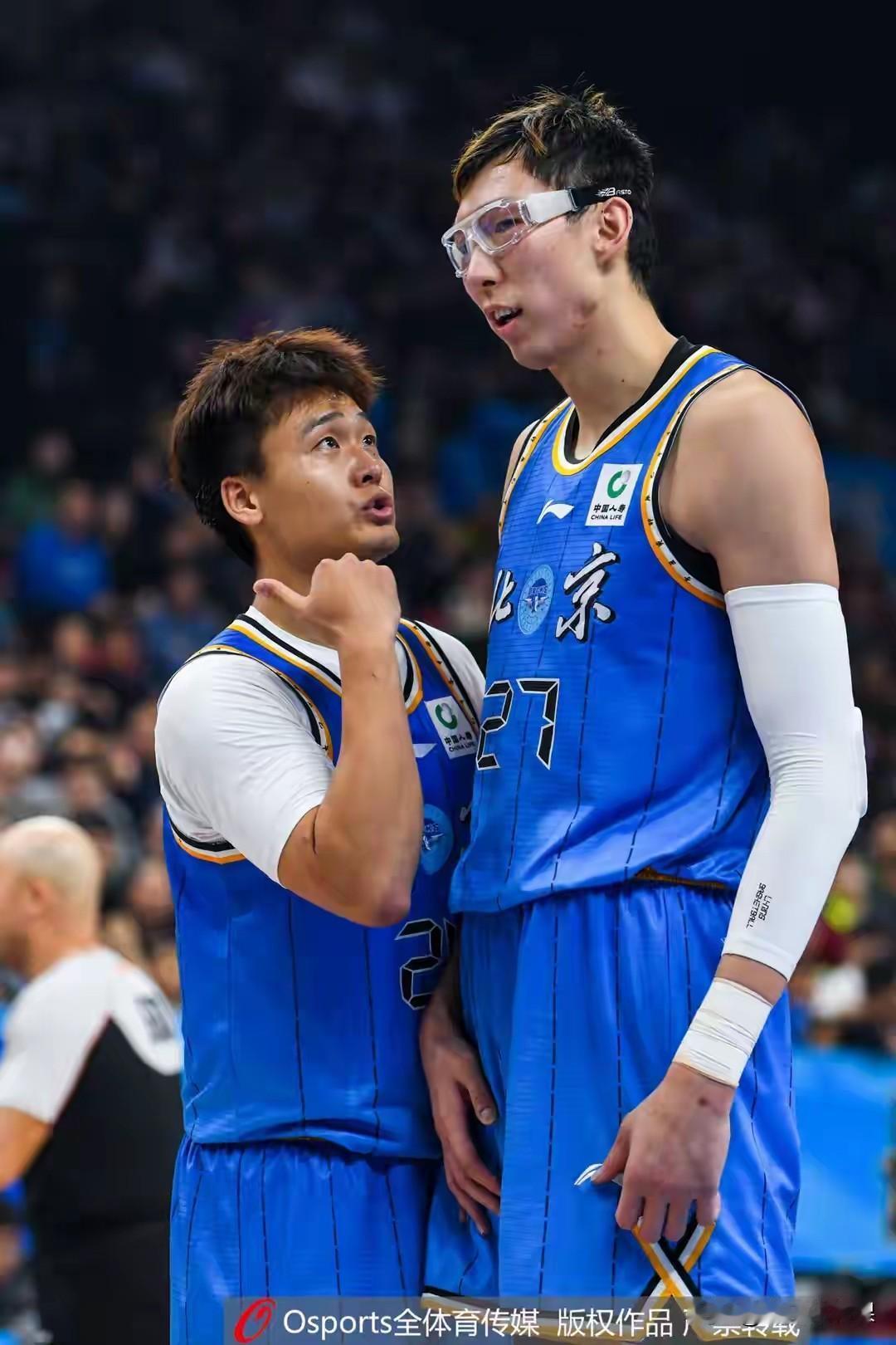 随着北京主场88:73击败广东晋级四强，CBA本赛季各球队夺冠大概率如下:1