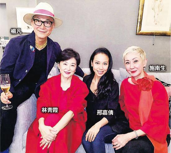 施南生和林青霞合影，林青霞这个母亲当得成功，不管是继女还是亲生女儿，和她都亲近。