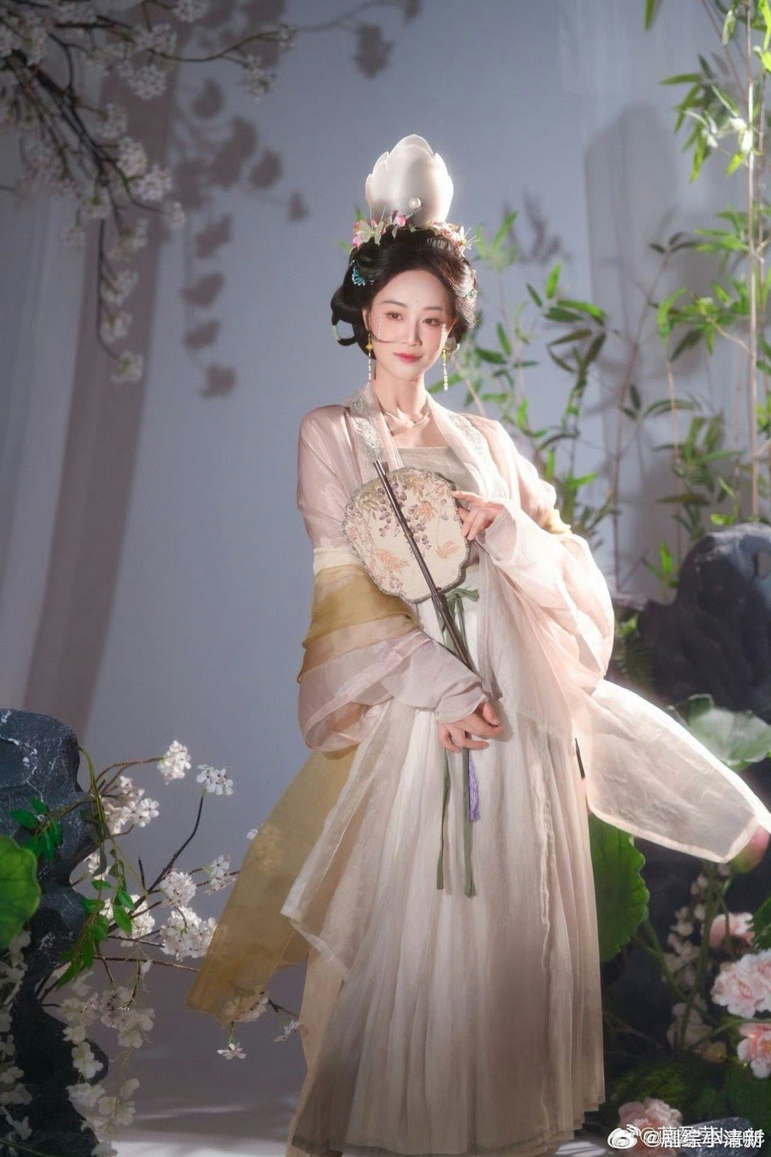 蓝盈莹宋式泪妆她站在那里，像一幅工笔画。珍珠点缀眉眼，清冷中带着温柔。蓝盈莹这