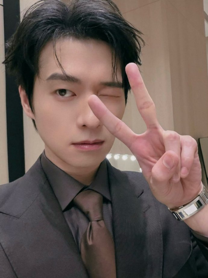 内娱手模代表之一魏大勋，这手真的太漂亮了，骨节分明，手指细长，单手拿手机太帅了