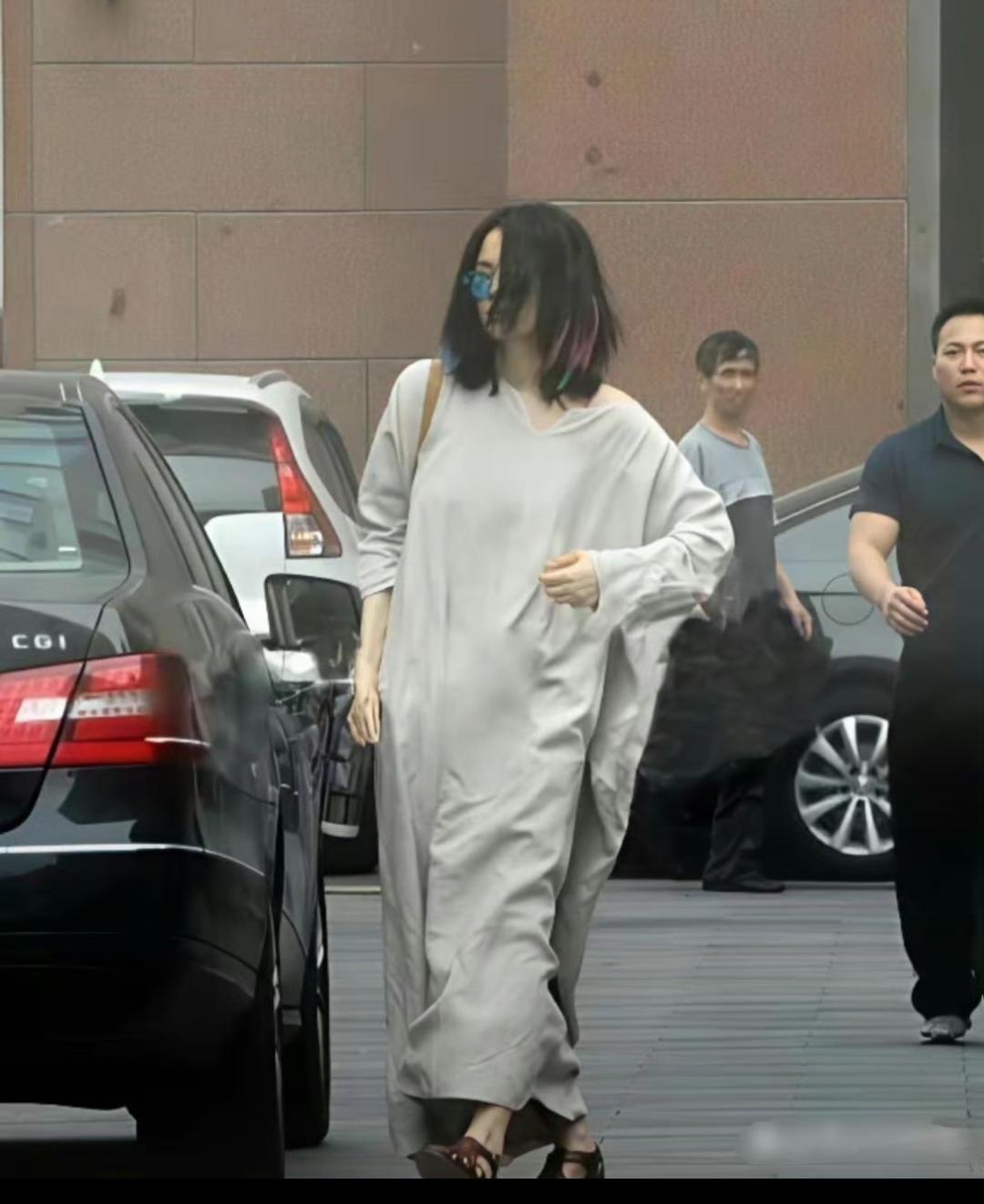 欣赏不来这种衣服！也就是她个子高，但凡换个人穿这衣服就是大型翻车现场！直接跟