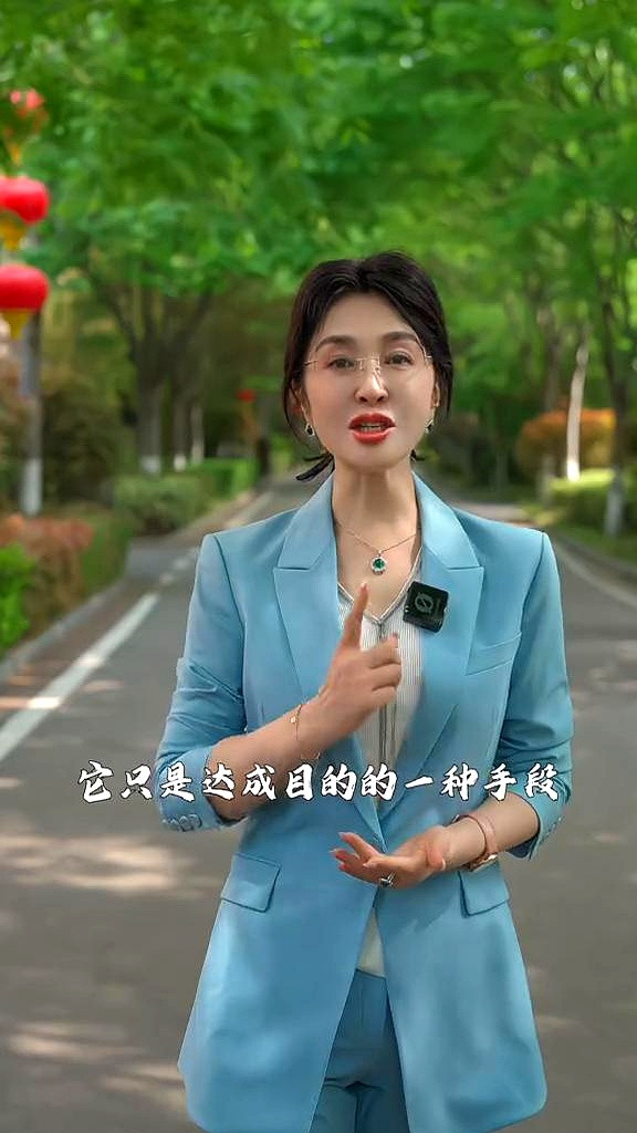 生活在这个瞬息万变的时代，人与人之间的交往常常如同一道迷雾，令人难以看清彼此的真