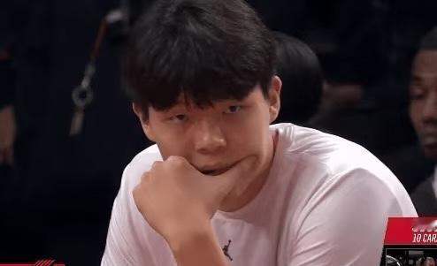 担心的事还是发生了，杨瀚森首次未出场。如果说比卢普斯，是比较追求体系建设、着