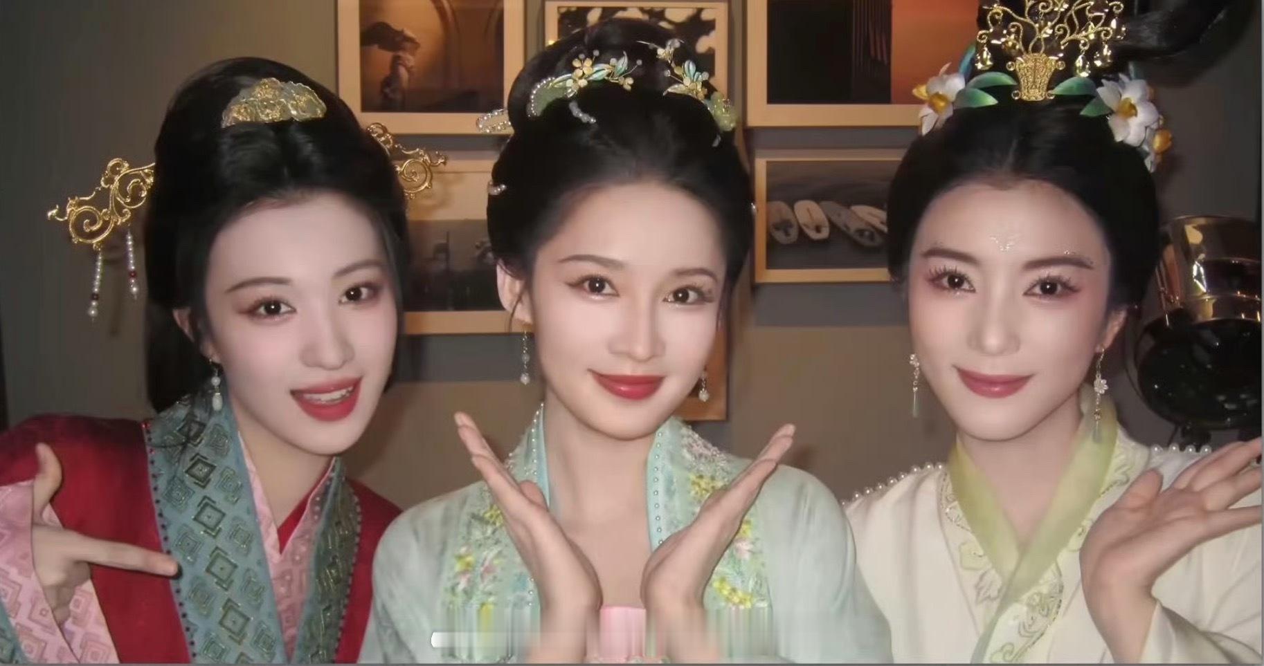 李沁、王楚然、李云霄、唐诗逸花神合影！！