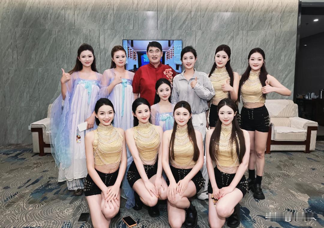 这应该是朱之文的高光时刻，十个漂亮的小女孩围着他合影。着实让人羡慕，比一线明星