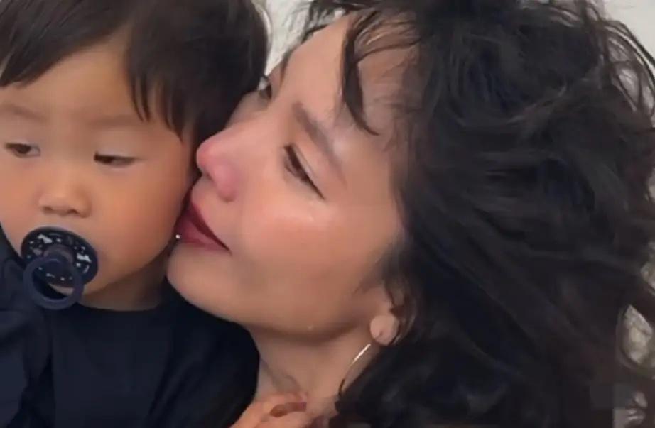 被背叛的张婉婷一边哭一边拍写真，还带着儿子一起拍，现在张婉婷对宋宁峰已经是彻底死