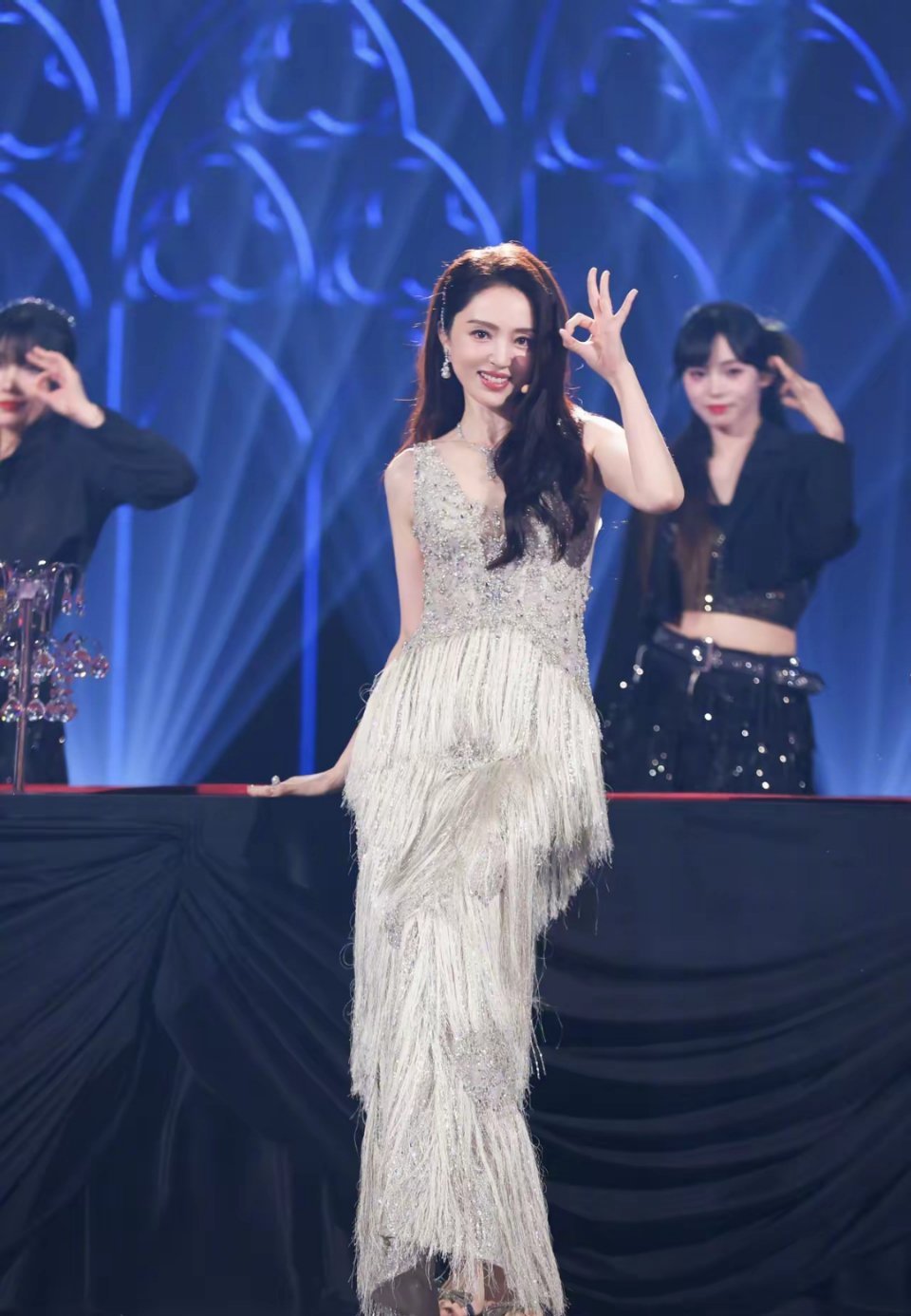 你发现没？二婚后的董璇犹如开了挂，愈发妩媚热辣.....今年的双十一晚会上，董璇