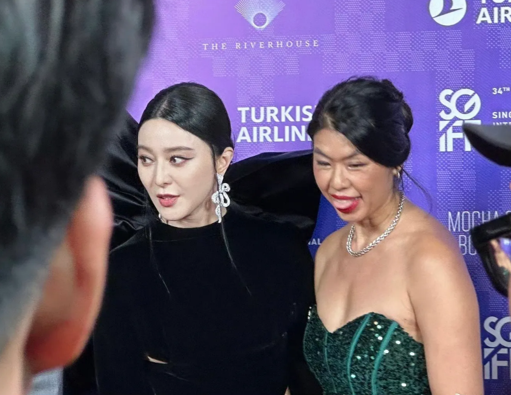 范冰冰还真是老了，状态大不如前，生图和精修差距很大，幸亏有旁边女士的衬托！