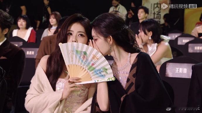 王传君偷听孟子义白鹿聊天王传君偷听孟子义白鹿聊天火出圈，侧耳专注、眼神带笑，毫无