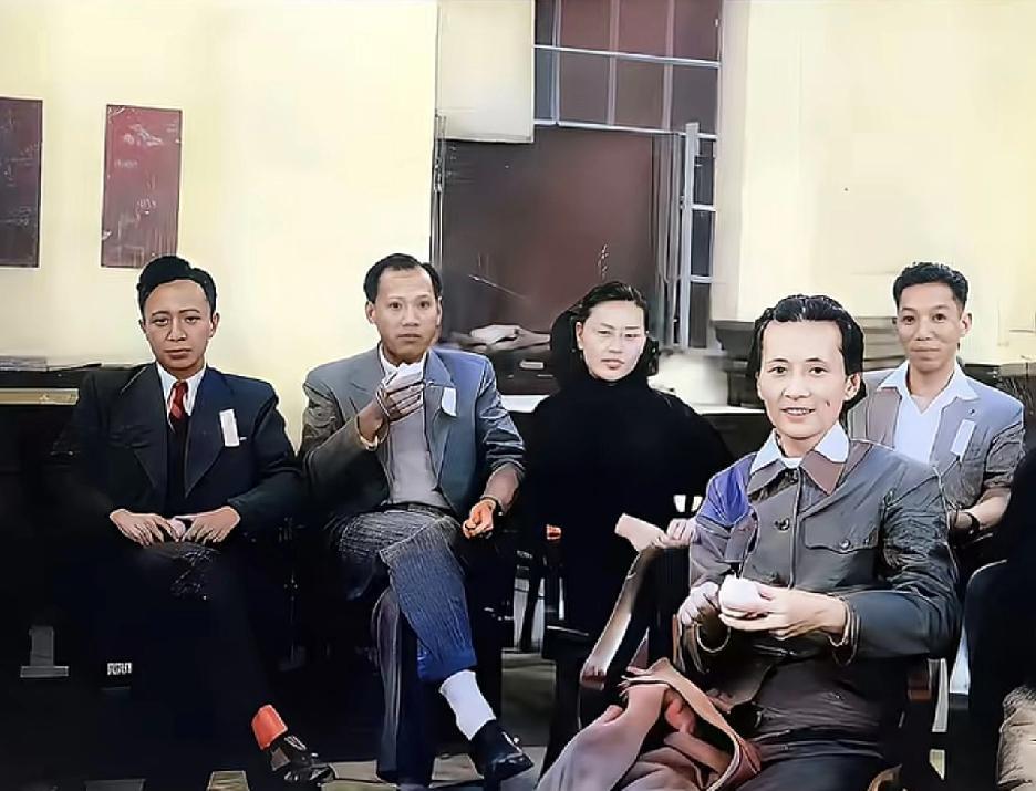 这张46岁林徽因与清华大学建筑系师生的合影，是中国现代建筑史上的珍贵定格。镜头里