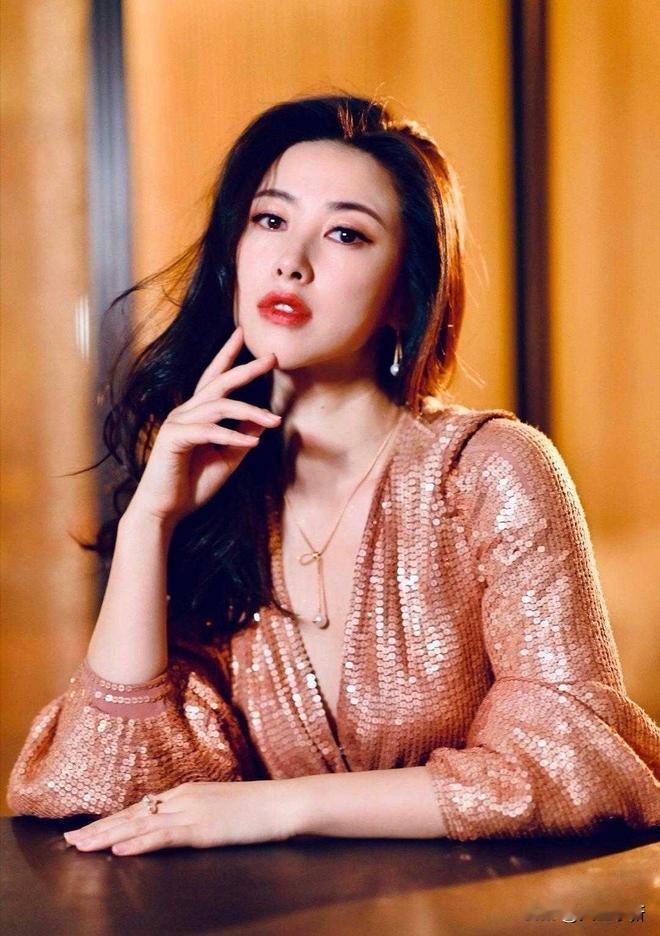 万万没想到《蜜语纪》热播，争议却全在朱珠身上从豪门阔太到酒店保洁，她演得吃