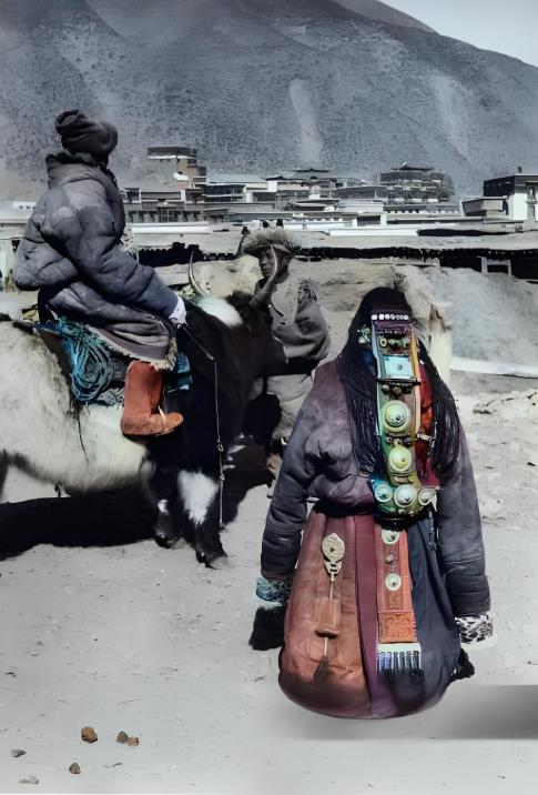 1920年夏河拉卜楞寺的黑白照片，背景是山峦与古朴寺院建筑，前景有骑牦牛的人，还
