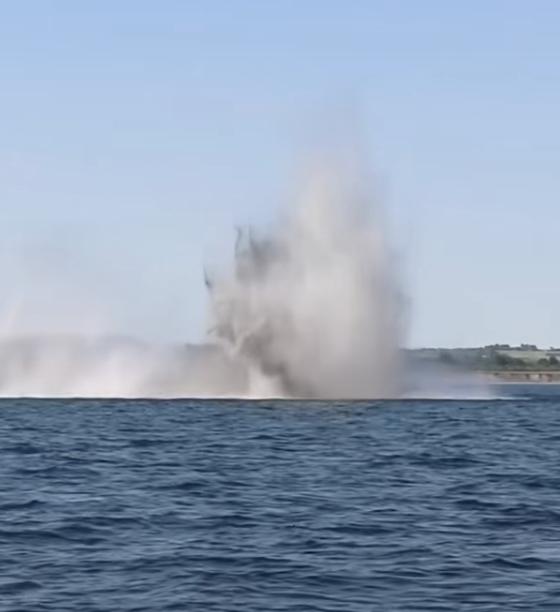 4月12日美国总统特朗普又开始表演了，他说美军将摧毁伊朗在霍尔木兹海峡布置水雷，