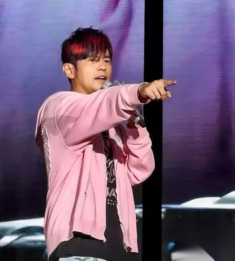 周杰伦变懒了你发现了吗演唱会连新歌歌词都背不熟。好多人骂他离开方文山就拉