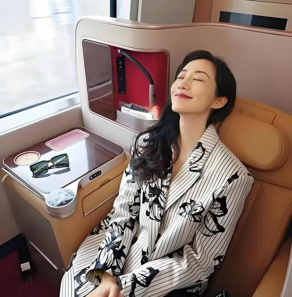 #老照片#我滴个老天爷呀，我在去往长沙的高铁上，遇见了谁？真的气质如兰，惊艳四