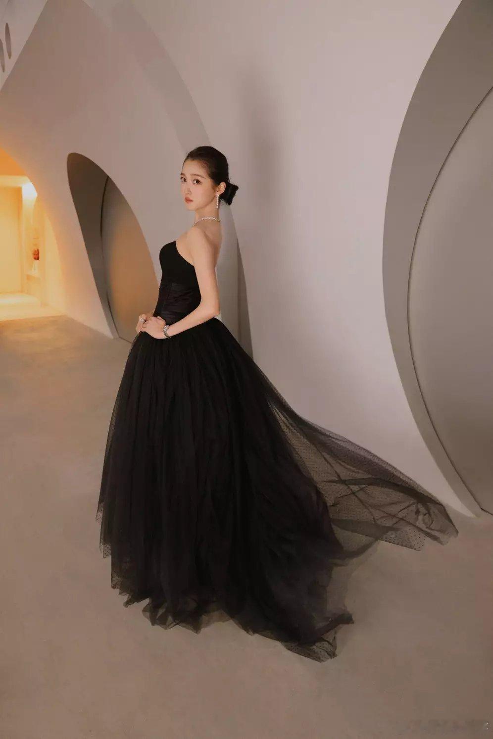 青青娱乐关晓彤穿抹胸黑纱裙配宽檐黑帽红唇冷眸优雅又贵气