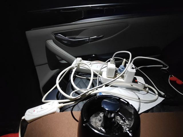 外放电真香明天考科三，今晚在车里凑合一宿，刚煮的面。带了个插排，电褥子手机充电