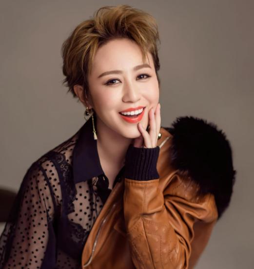 马丽笑眯眯地说:"跟我合作的男演员们都是三高。"黄渤一脸好奇地问:"哪三高？"