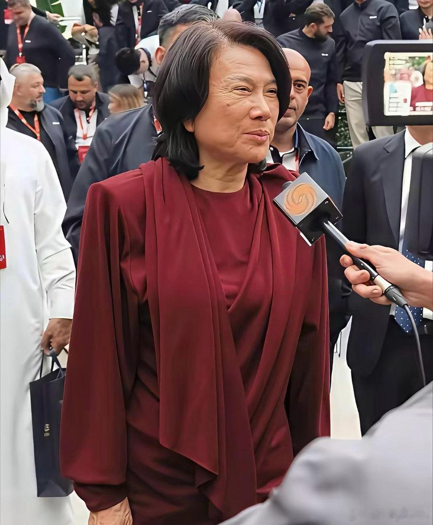 主持人问董明珠，你朋友圈里都是马云，王健林，刘强东这些大佬，平时都聊些什么呀？董