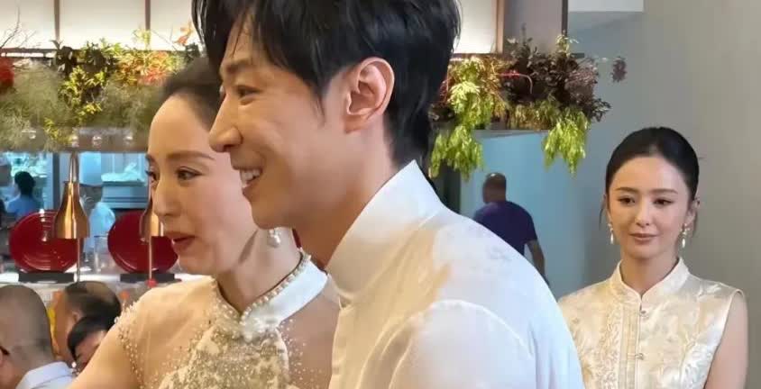 我感觉，佟丽娅可能会再婚，注意到她在董璇婚礼上的表情没有？像是伤心、落寞