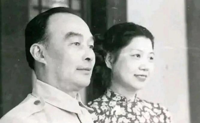 1936年，胡宗南爱上了有夫之妇黄鹤云，他甩给对方1000大洋：“钱归你丈夫，你
