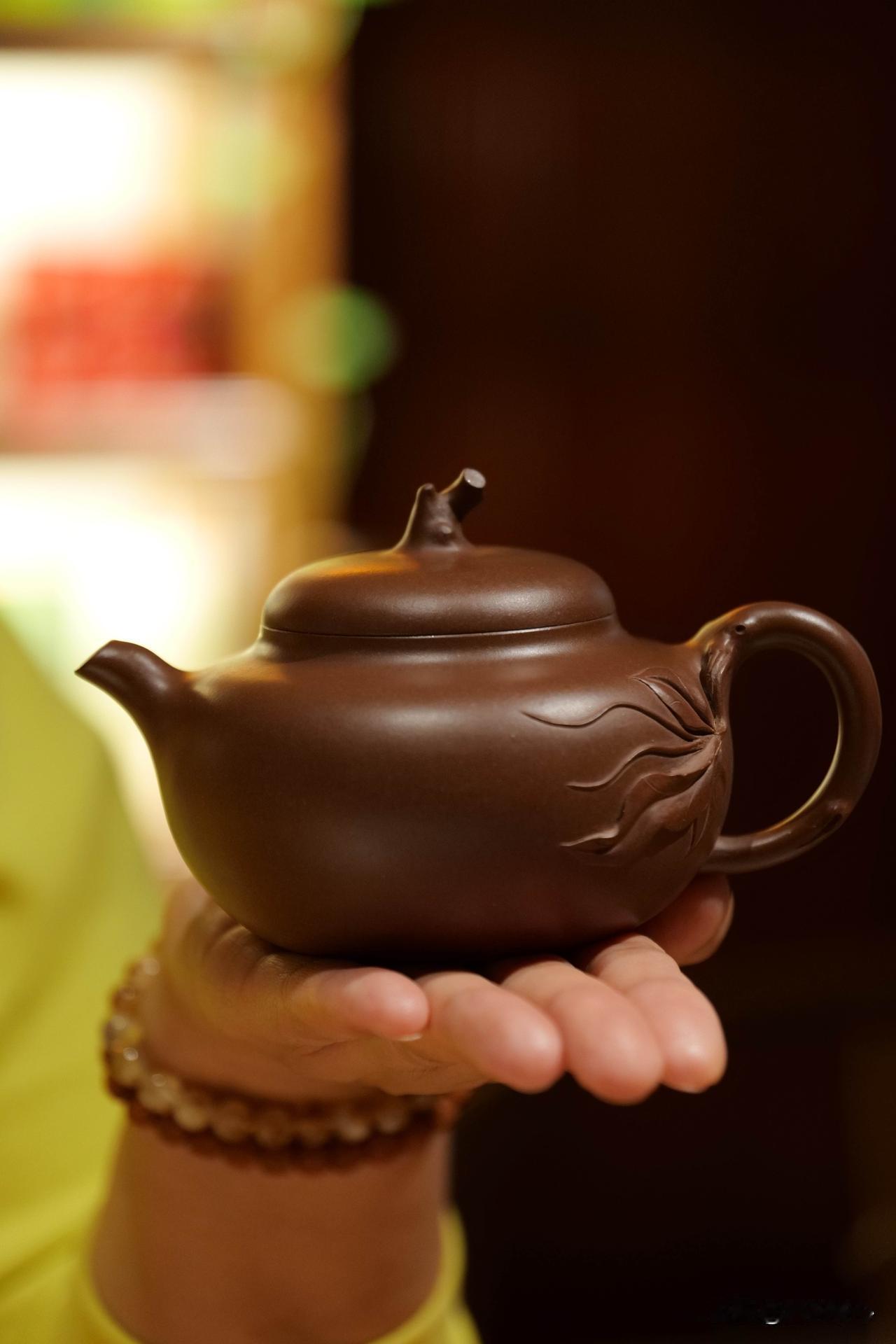 为什么你喝生茶容易饿得快?普洱生茶可以分解肠道垃圾，加快肠胃蠕动，所以感觉就是
