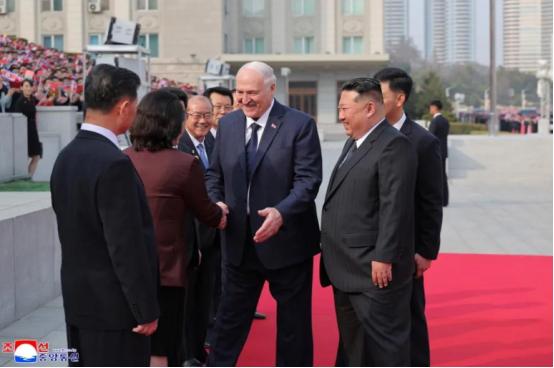 多图：金正恩在金日成广场盛情欢迎卢卡申科首次到访 据《今日白俄罗斯报》网站