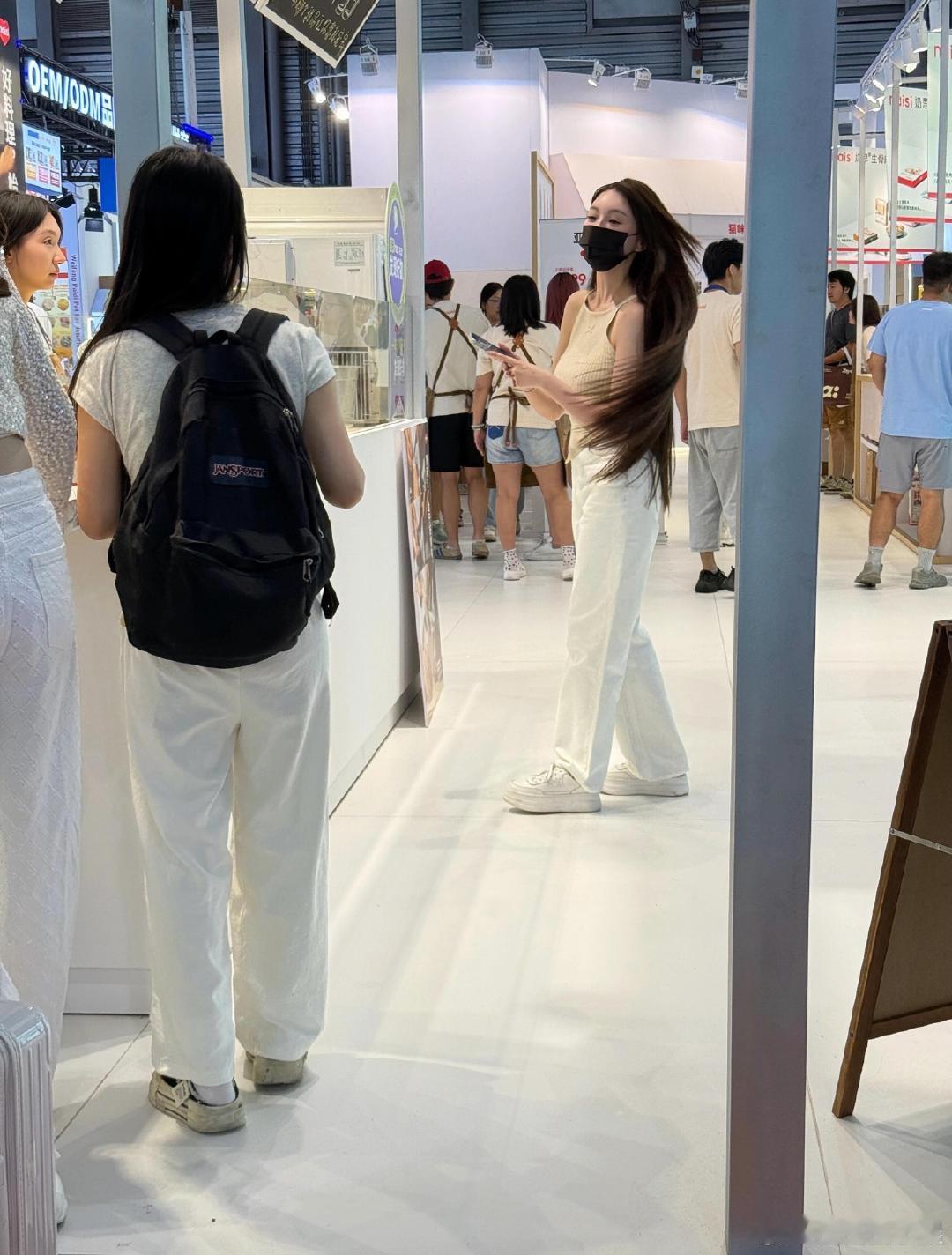 偶遇叶珂看宠物展网友偶遇叶珂逛宠物展，头发有点拉低身高了。网友偶遇叶珂逛宠物展