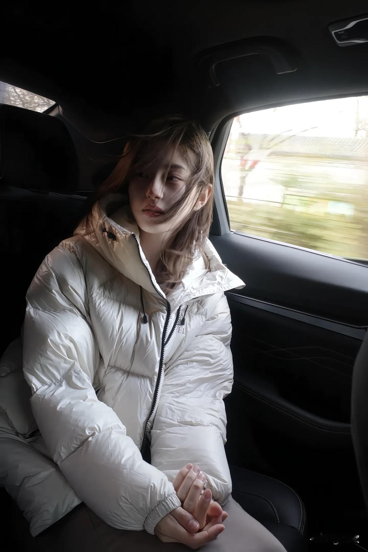 今天下雪了，想到之前看的“他朝若是同淋雪，此生也算共白头”文案羽绒服颜值雪