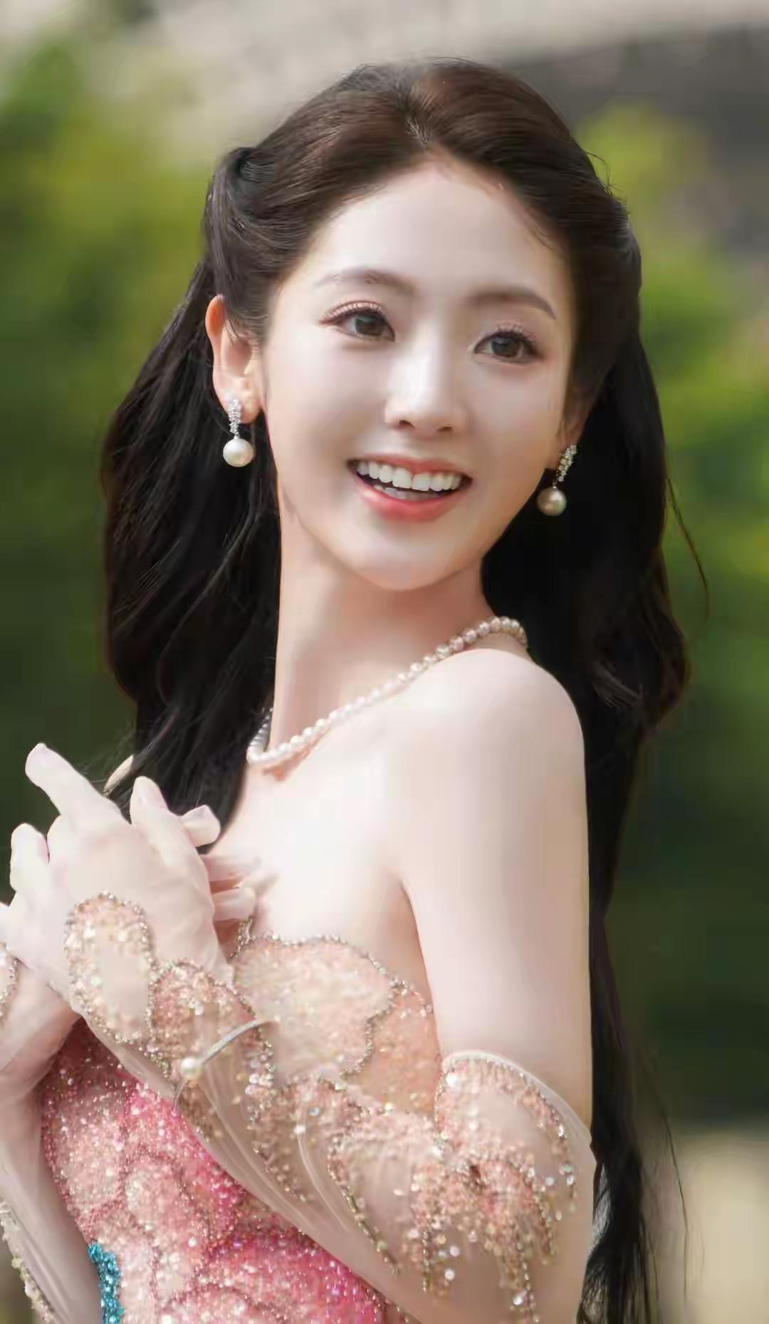 珠帘玉钩，笑语盈盈。