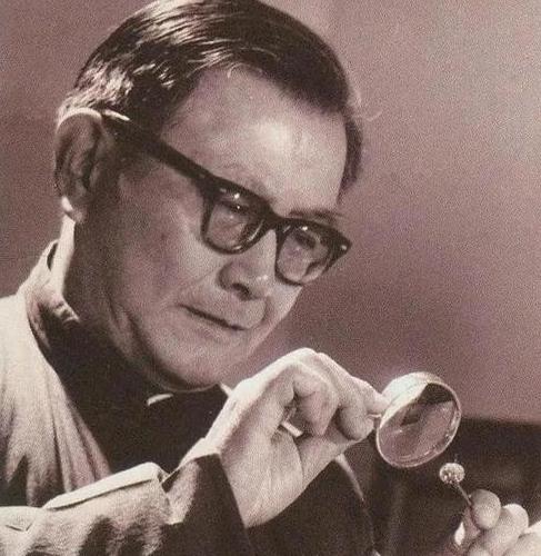 1954年，两名犹太商人想把原子弹的浓缩铀卖给我国，周总理立即找来一位科学家验货