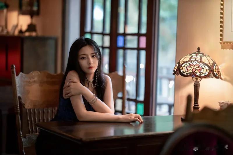 语文老师的智慧。某美女，经常出差应酬。每次客人初见面问美女贵姓，她一开始会说