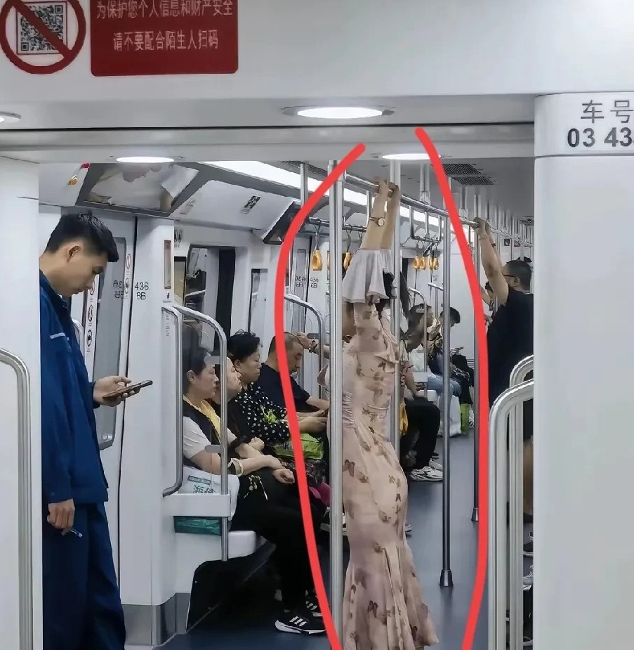 “忍不住笑了”！这是发生在地铁上的一件事！地铁里这大姐！一手抓着扶杆身体还