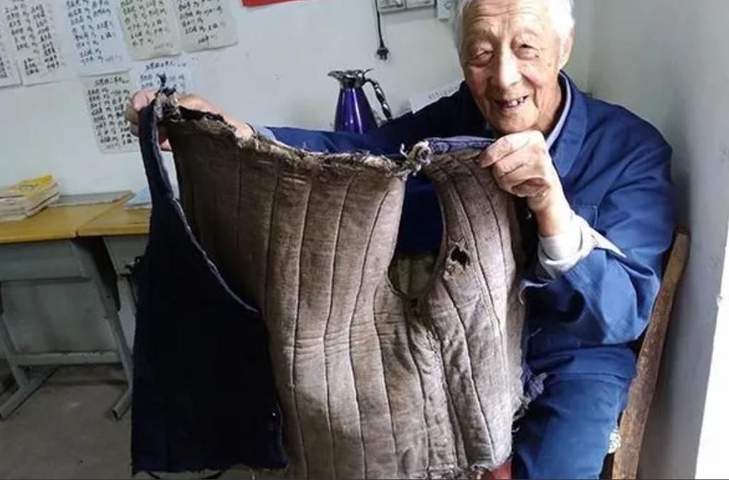 安徽，一位85岁老人刚做完开颅手术，第4天就吵闹不停：“不让我出院，我就楼上跳下