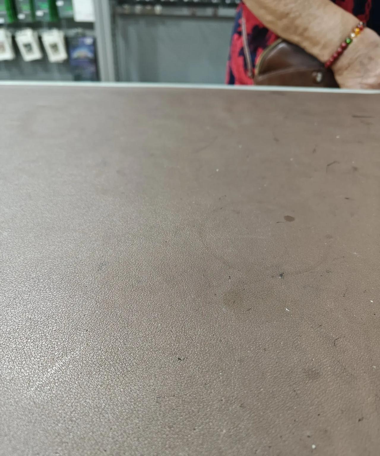 刚才有个老人走进来问你这是电信公司吗？我说不是的。老人说我的手机，是在