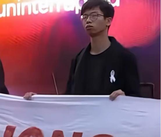 最近这段时间，大概三千左右移民到英国的香港人，在英国街头举行了游行活动，就是为了